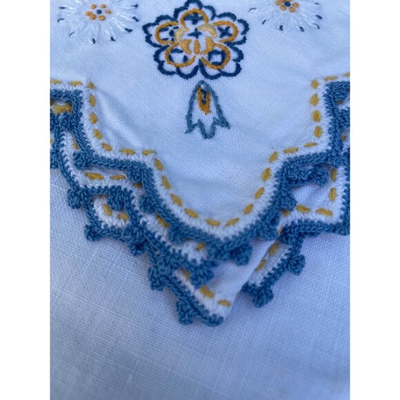 Vintage 1950s Cotton Card Table Tablecloth Napkin set Embroidery Floral - Picture 10 of 16